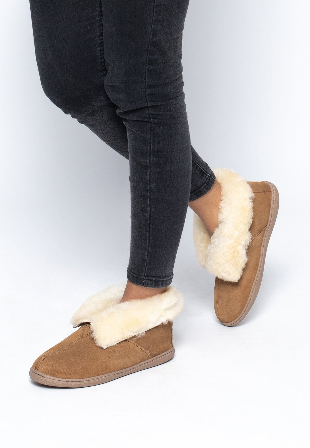 

Тапочки SHEEPSKIN ANKLE BOOT Minnetonka, цвет tan