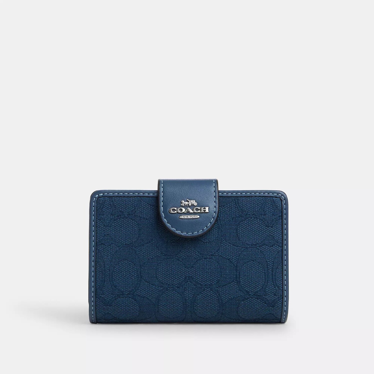 

Угловой кошелек Coach Outlet среднего размера из фирменного жаккарда на молнии, цвет Silver/Denim/Dark Denim