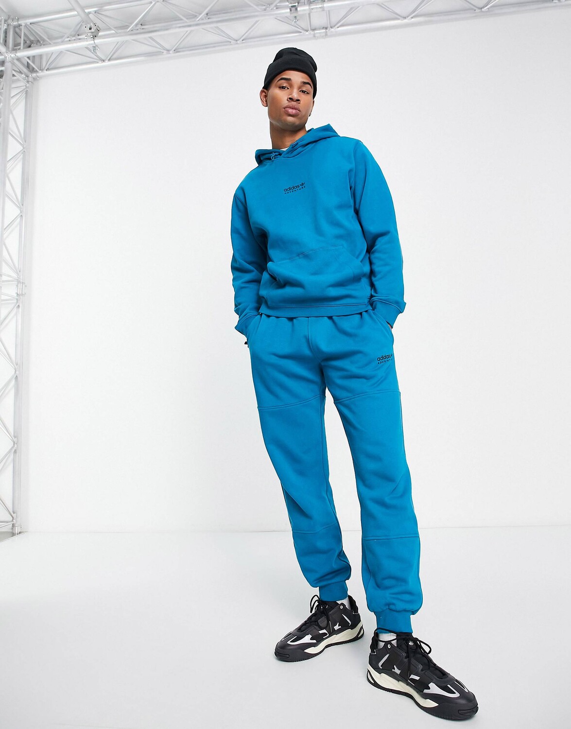 

Синие джоггеры adidas Originals Adventure