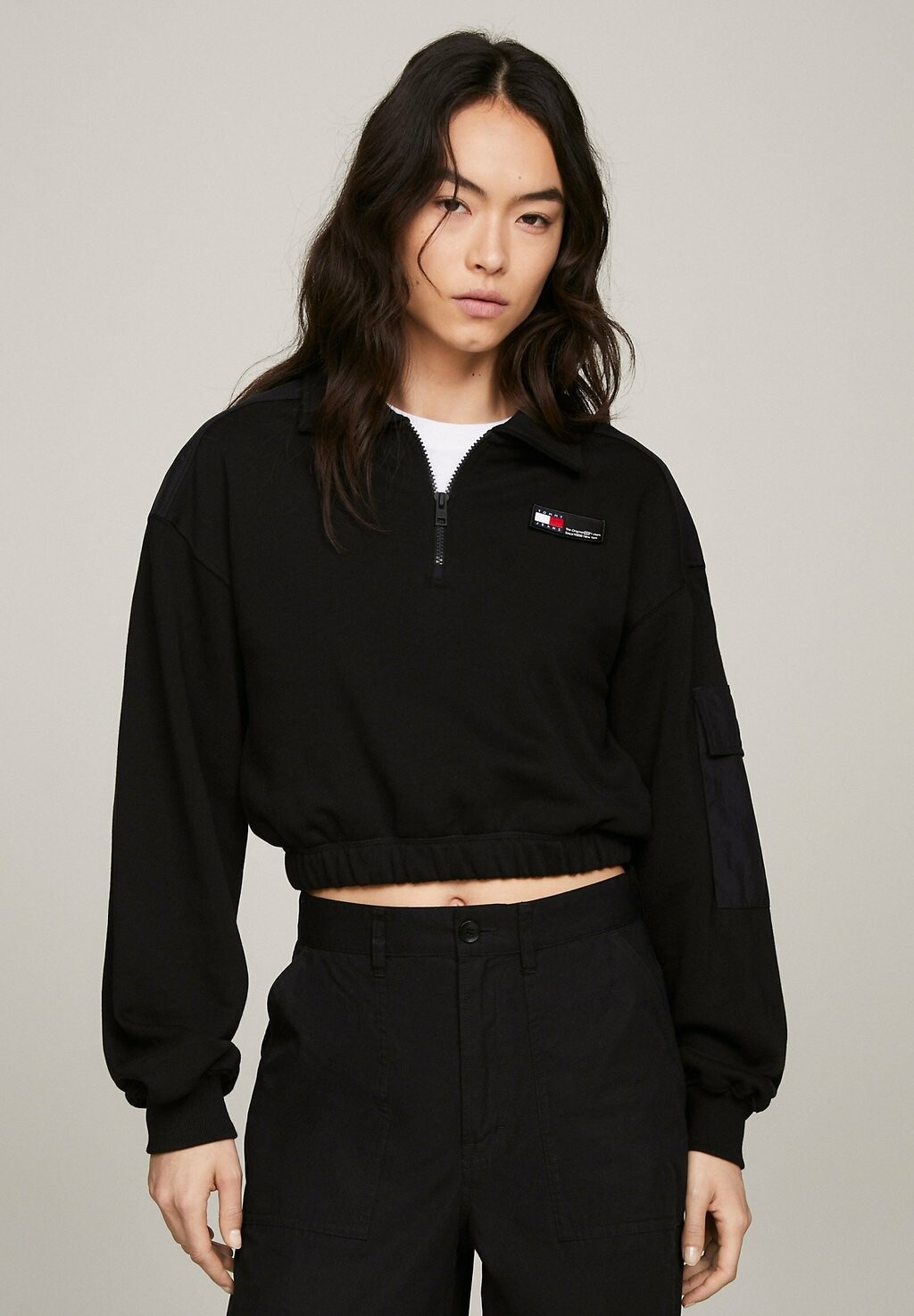 

Толстовка Quarter Zip Cropped Fit Tommy Jeans, черный