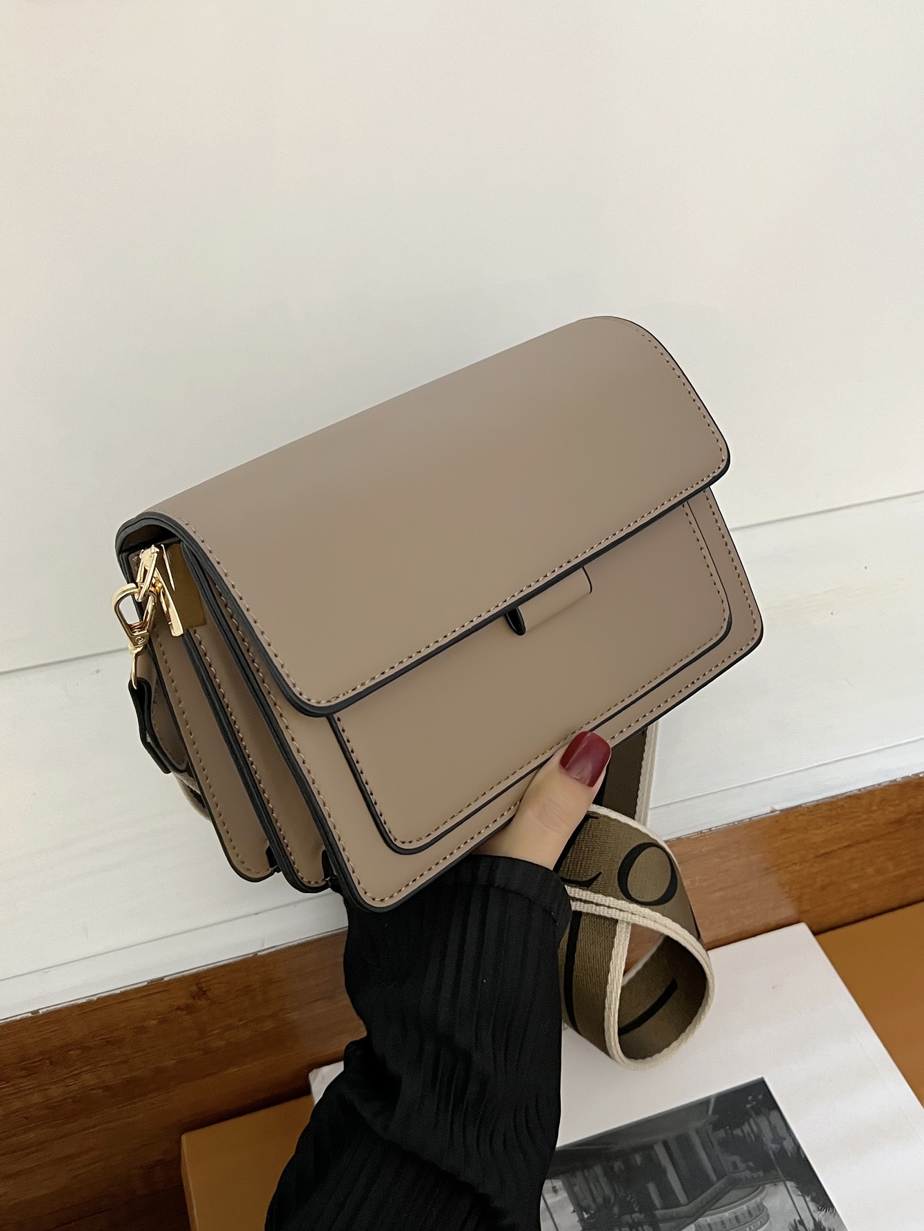 Модная простая сумка через плечо с широким ремешком (с произвольной боковой металлической пряжкой), кофейный коричневый
