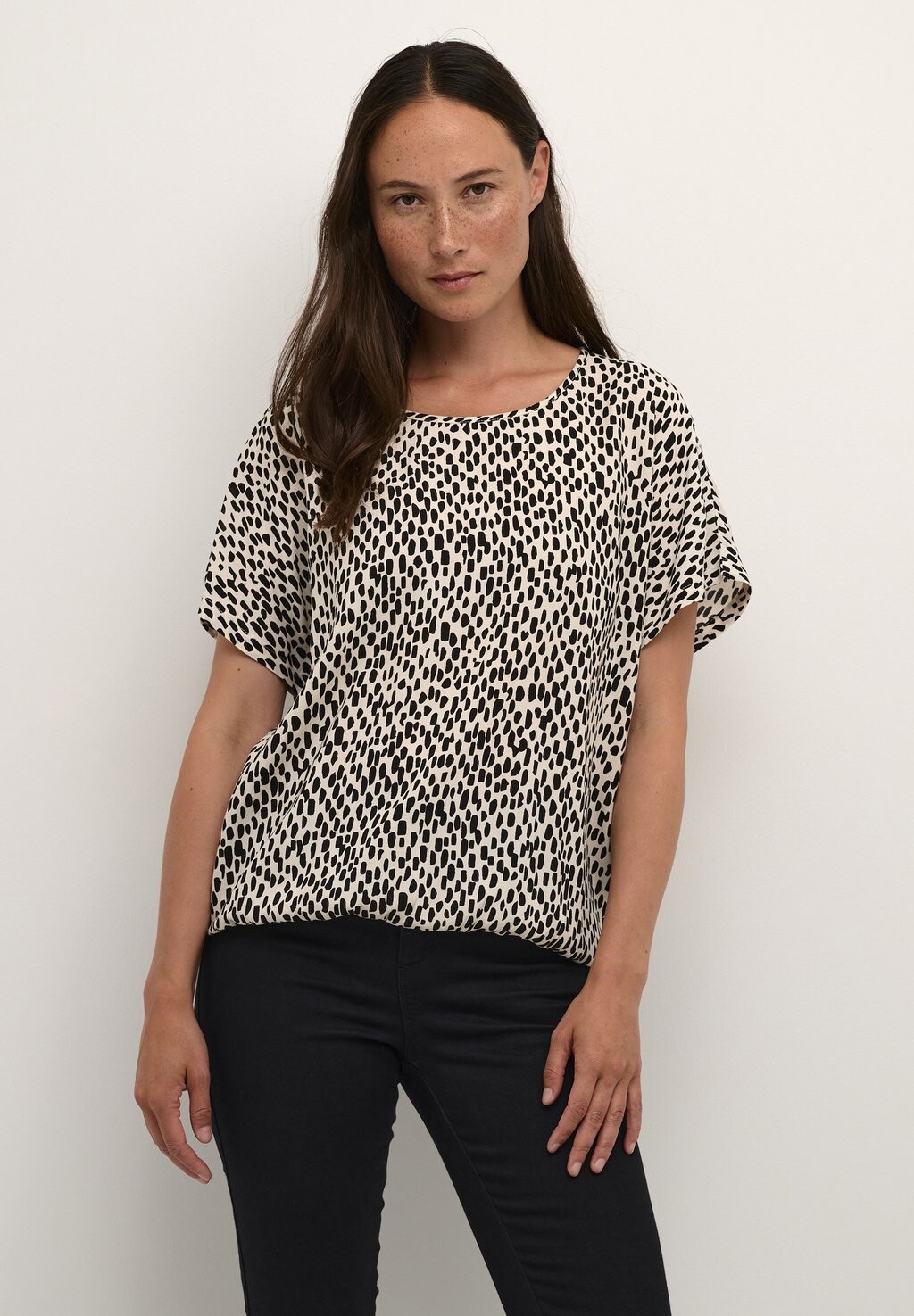 

Блузка KAJETTA Kaffe, цвет turtledove black graphic dot