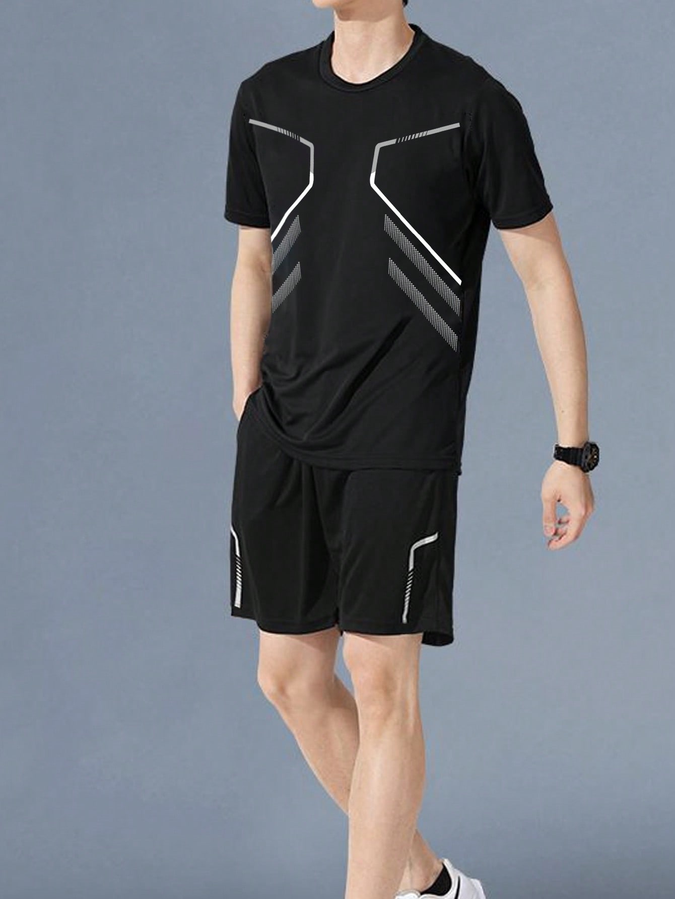 цена Мужская полосатая футболка с короткими рукавами и шорты для бега, черный