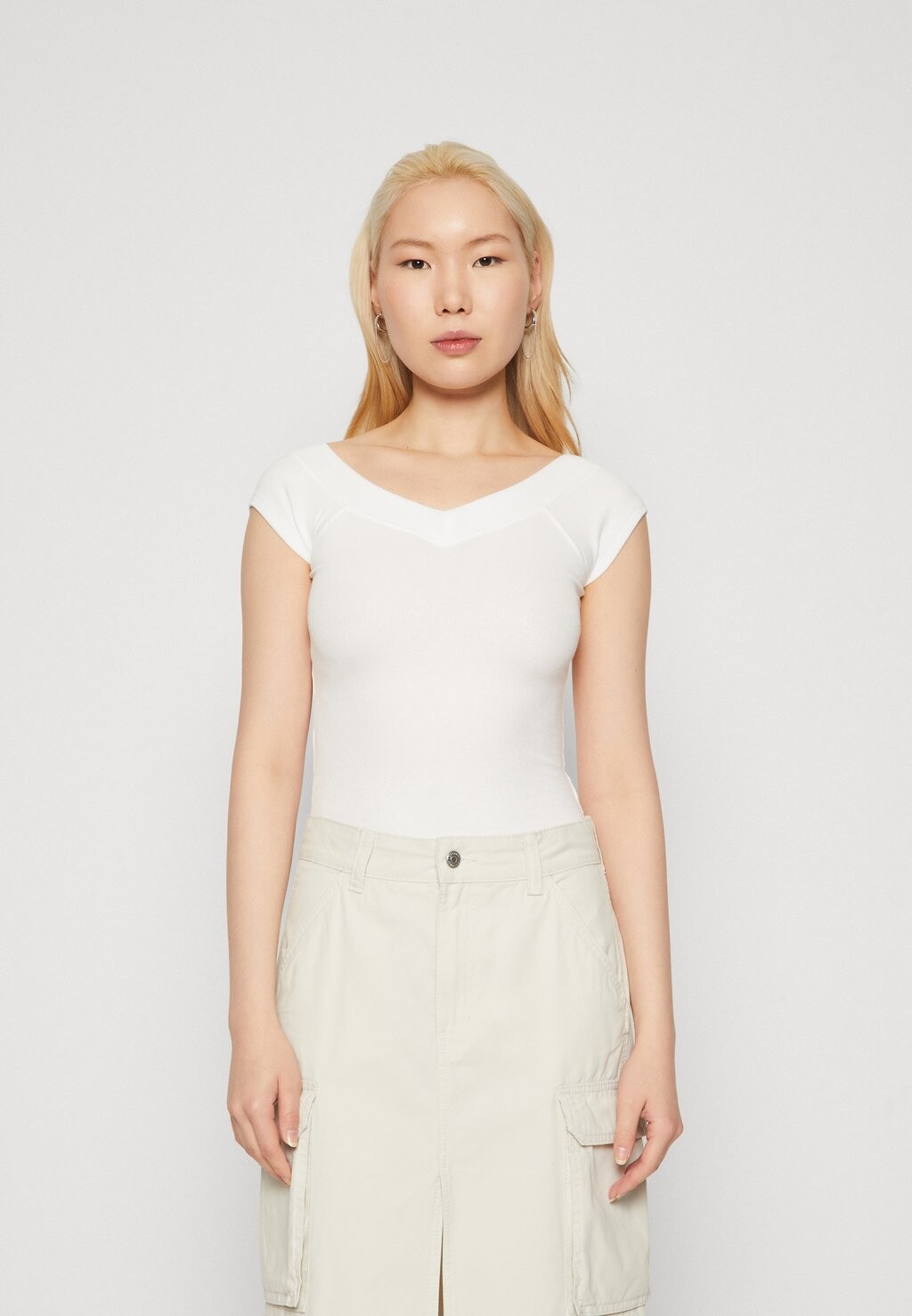 

Базовая футболка SHANNEN V NECK BDG Urban Outfitters, белый