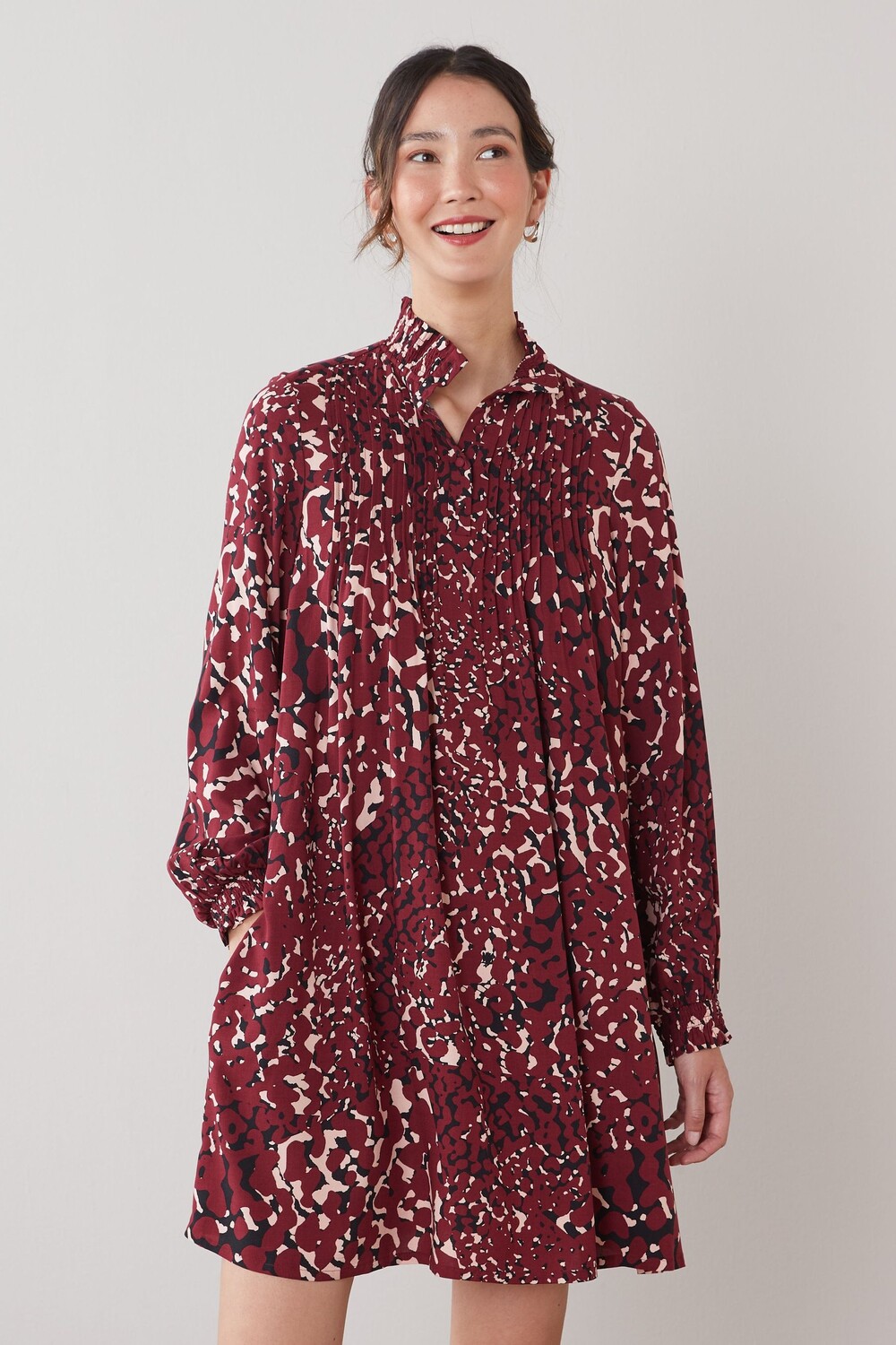 

Фирменное мини-платье со сборками и высоким вырезом Next, красный