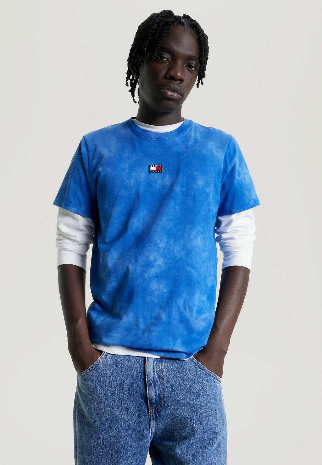 

Футболка с принтом Tie-Dye Badge Tommy Jeans, цвет ultra blue