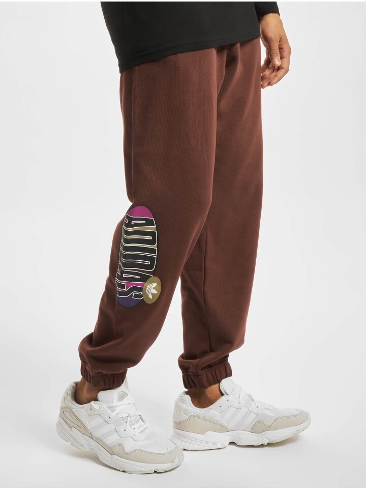 

Спортивные штаны adidas, цвет auburn