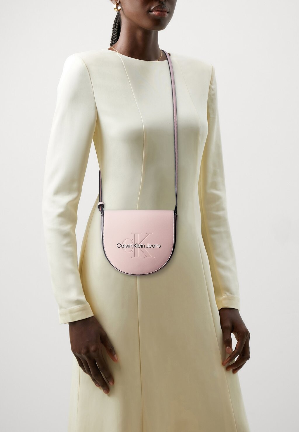 

Сумка через плечо SCULPTED MINI SADDLE BAG Calvin Klein Jeans, цвет pale conch