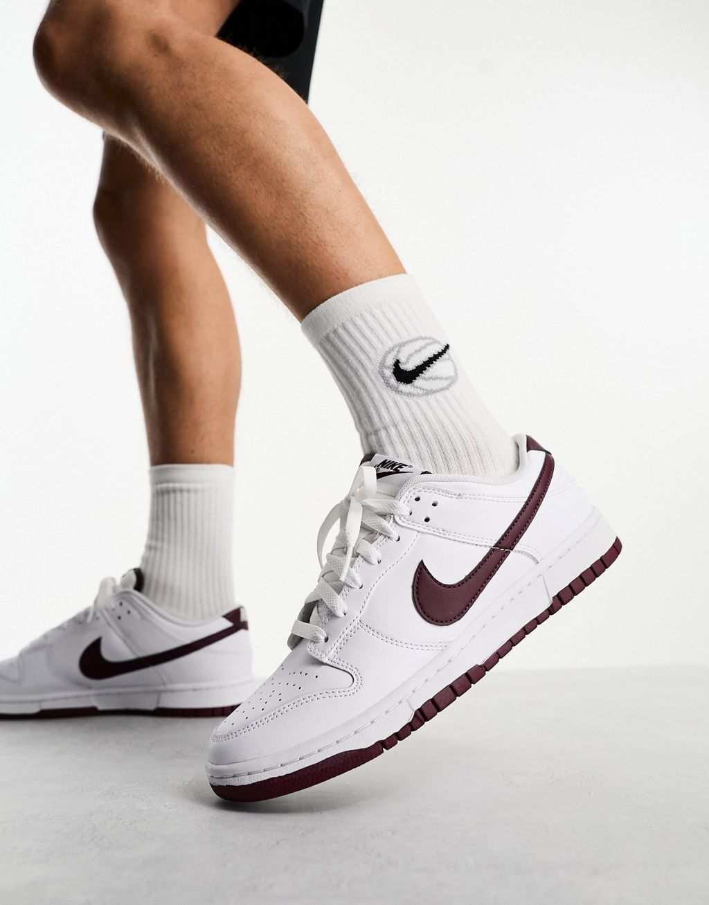 

Бело-бордовые кроссовки Nike Dunk Hi Low