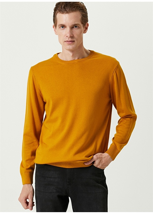 Мужской свитер узкого кроя горчичного цвета с круглым вырезом Network