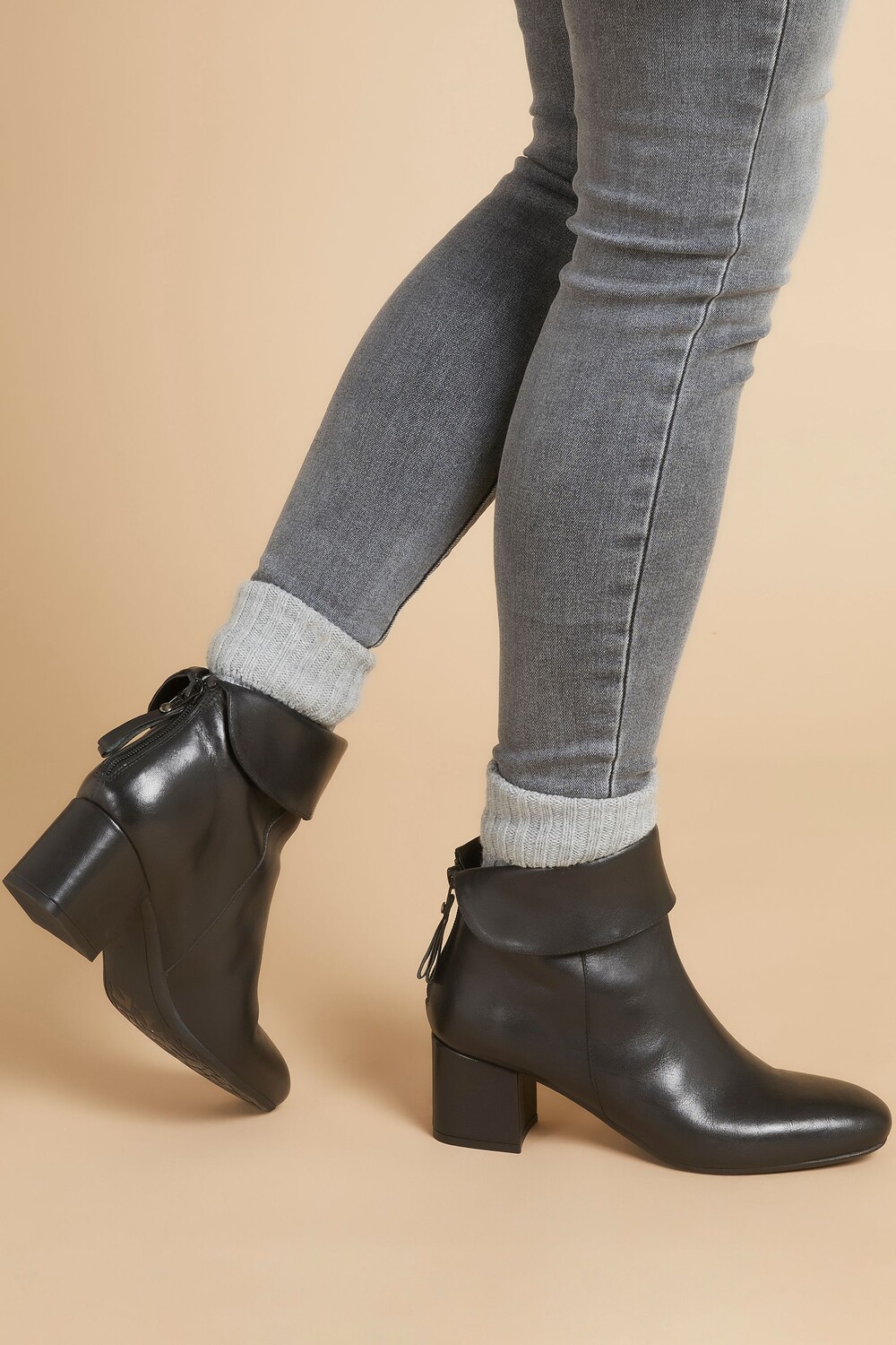 

Замшевые ботильоны и ботинки Lylah на высоком каблуке Jones Bootmaker, черный