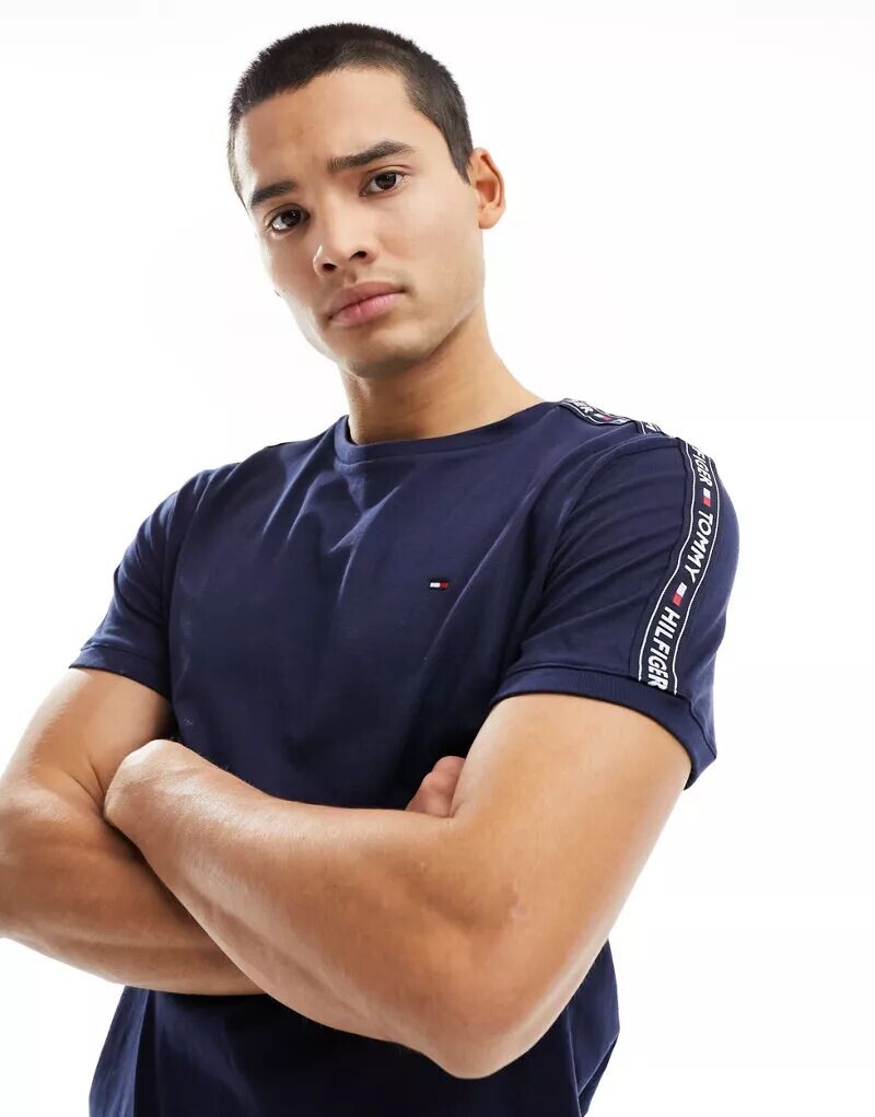 

Темно-синяя футболка с логотипом Tommy Hilfiger