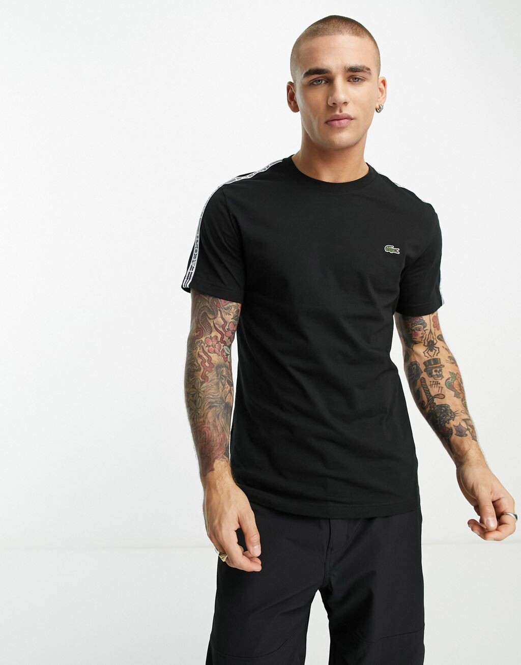 

Черная футболка с логотипом Lacoste