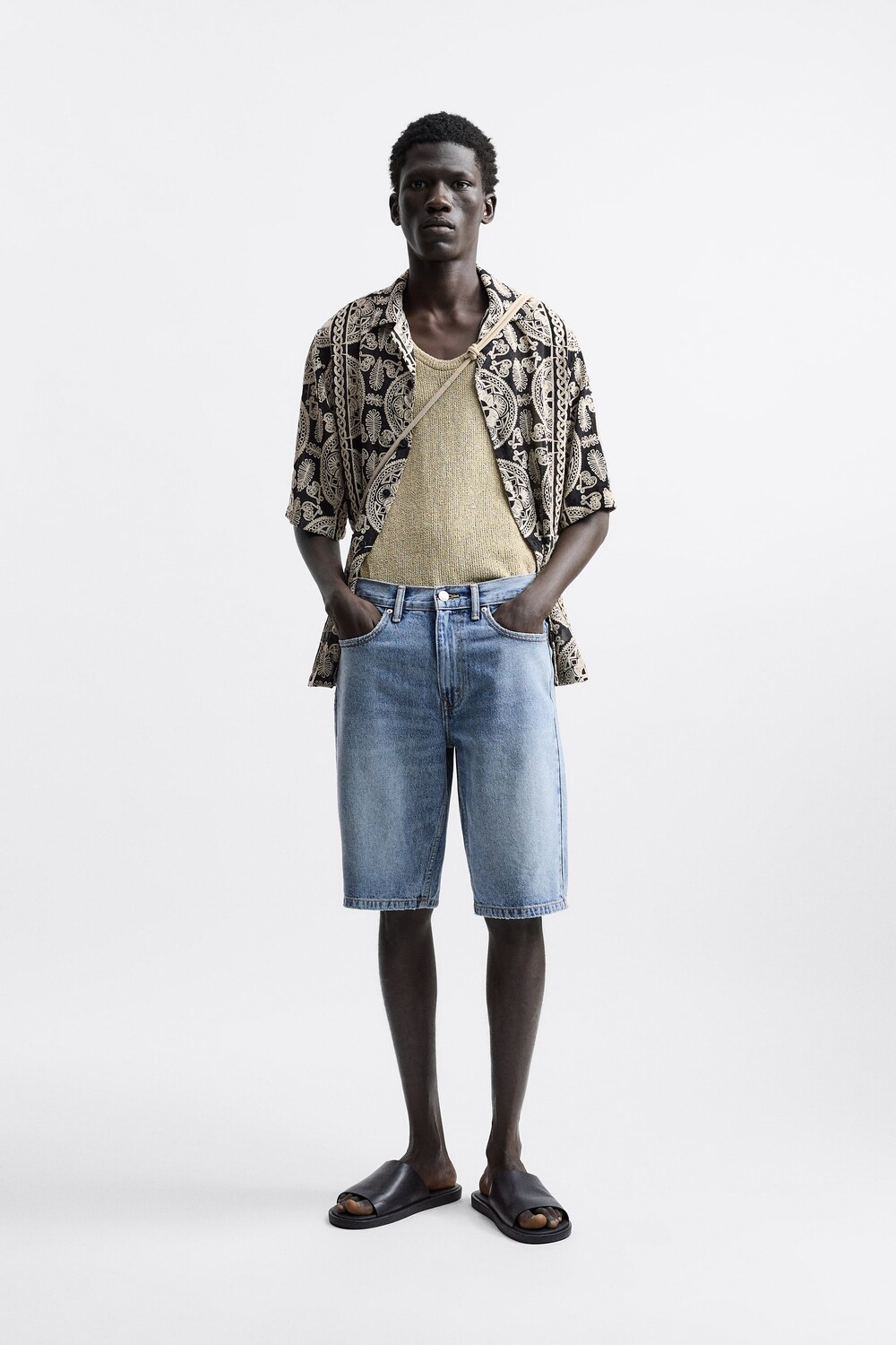 

Рубашка с геометрическими буквами Zara, черный