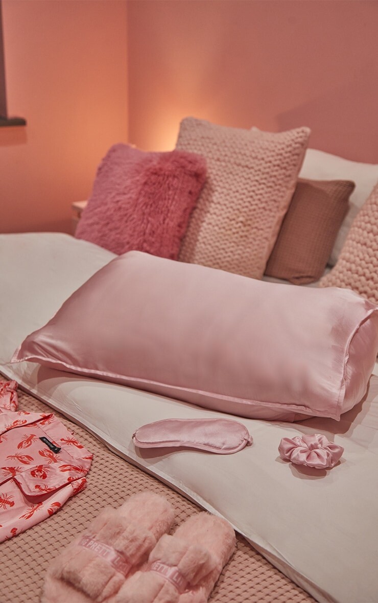 

PrettyLittleThing Розовая атласная наволочка с маской для глаз Bobble Sleep Set