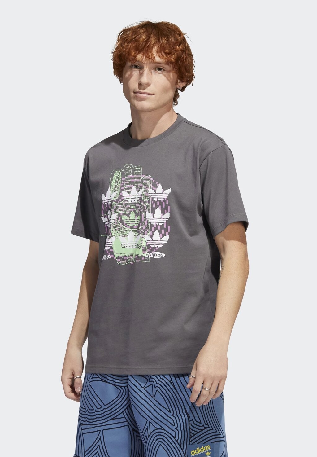 

Футболка с принтом adidas Originals, серый