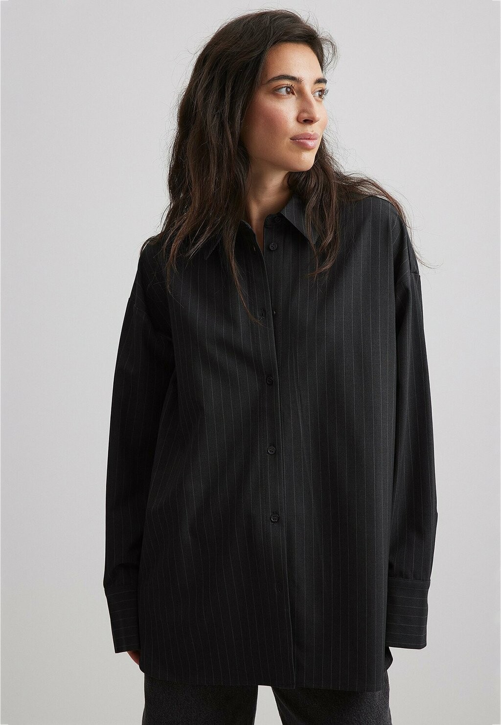 

Рубашка OVERSIZE GESTREIFTES NA-KD, в тонкую полоску