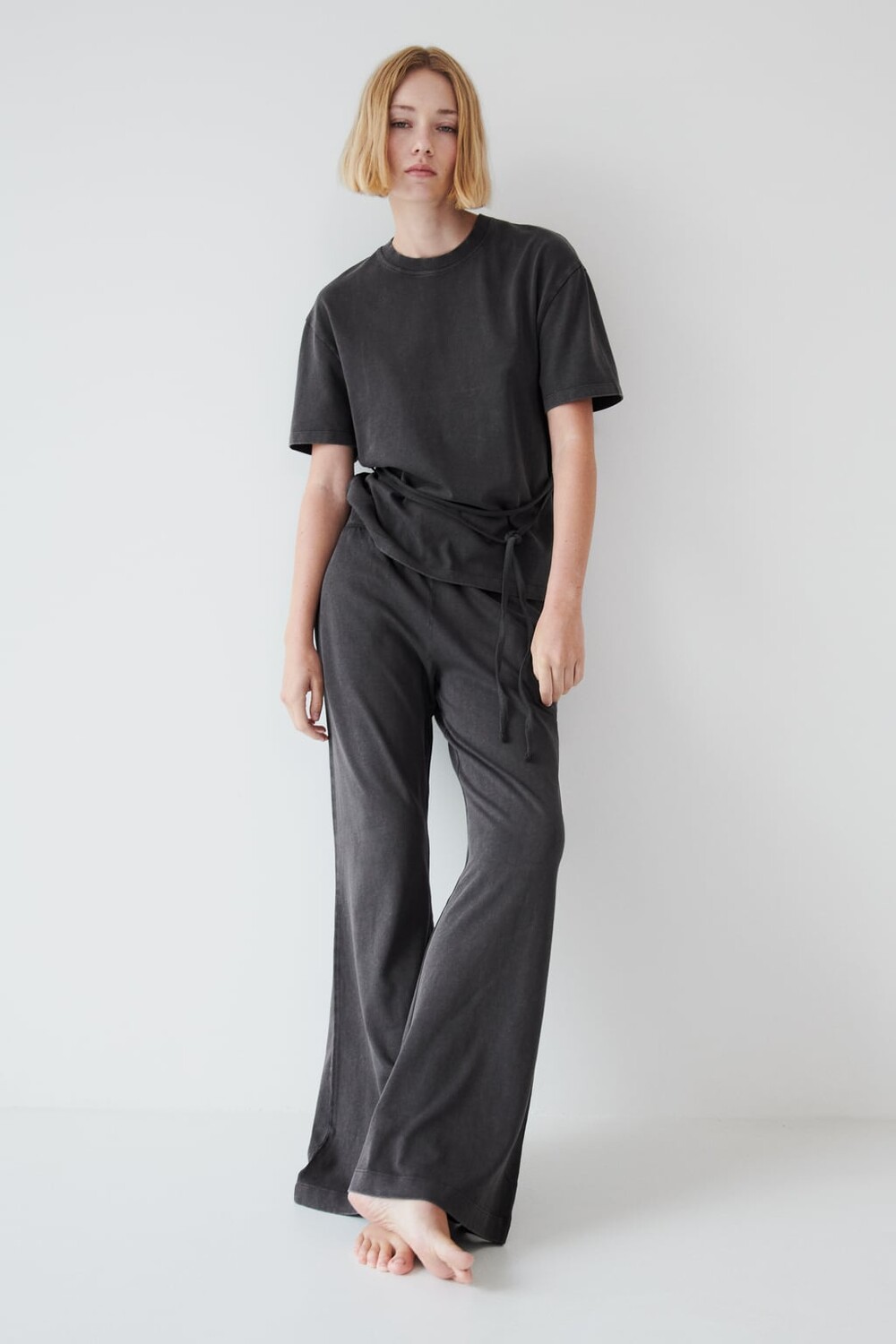 

Футболка с поясом с эффектом потерянности ZARA, Черный