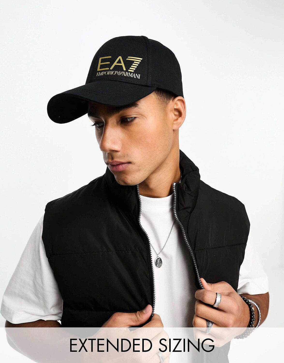 

Черная бейсболка с логотипом EA7