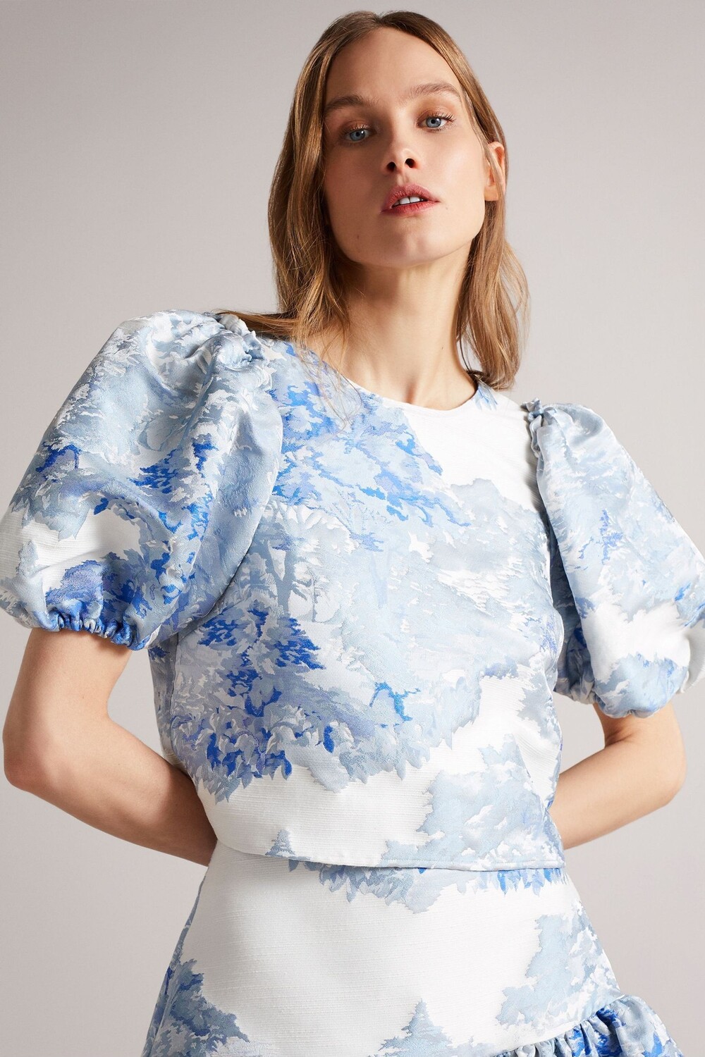 

Белая блузка Ivria с укороченным кроем и рукавами-фонариками Ted Baker, белый