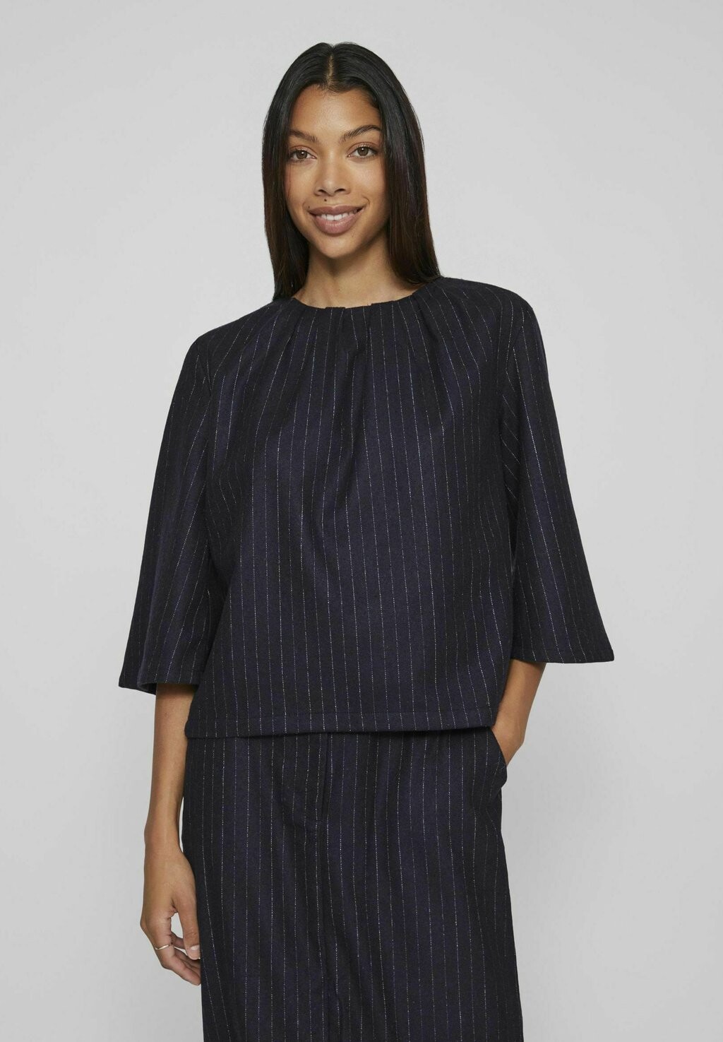 

Блузка VILA MIT KURZEN ÄRMELN GLITZER, цвет navy blazer