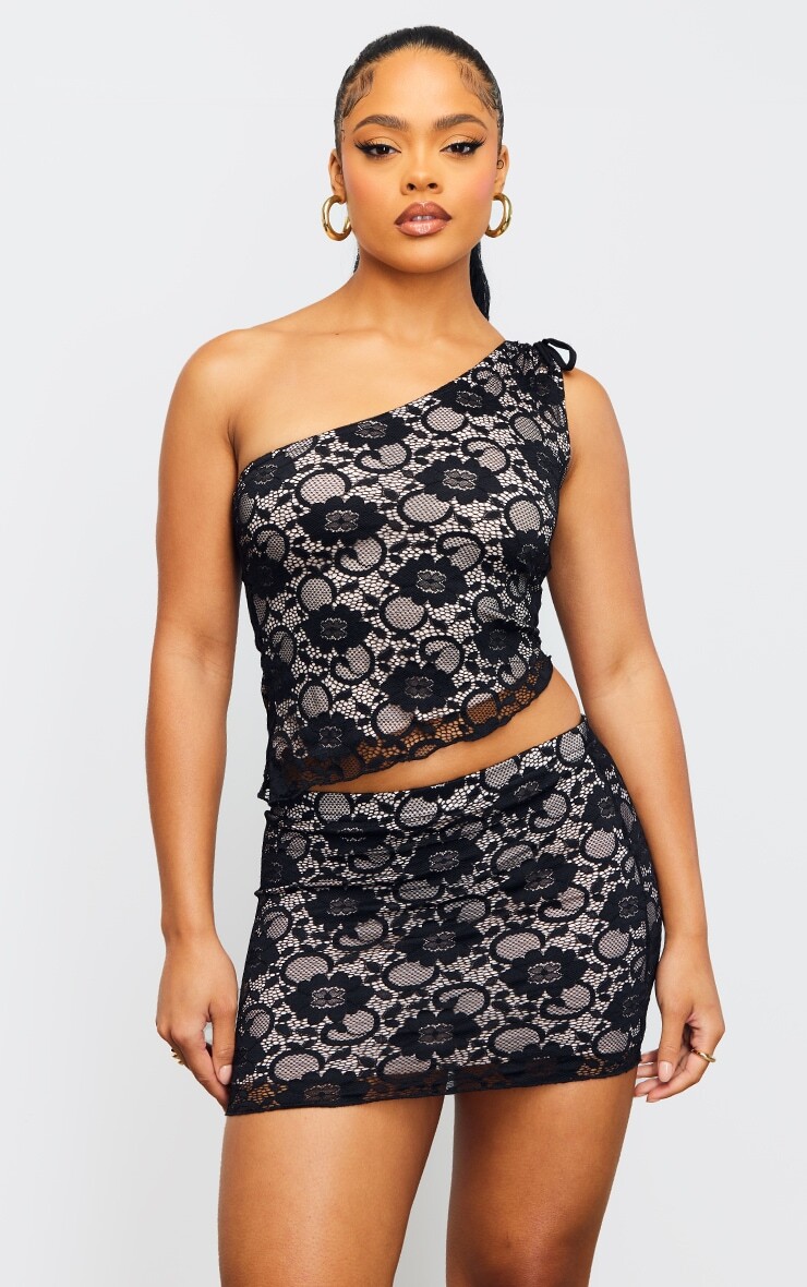 

PrettyLittleThing Черный кружевной топ с асимметричным подолом на одно плечо и рюшами по бокам