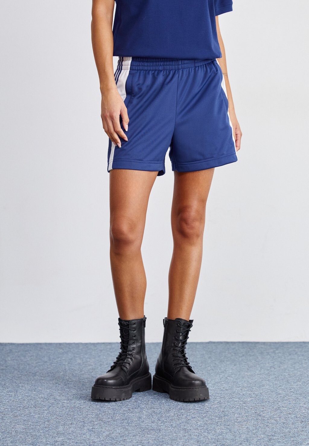 

Шорты adidas Originals, цвет dark blue