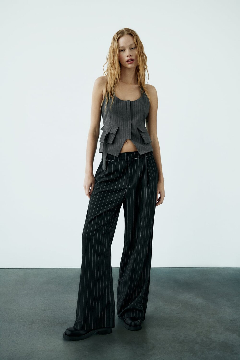 

Топ с бретельками и карманами ZARA, серый