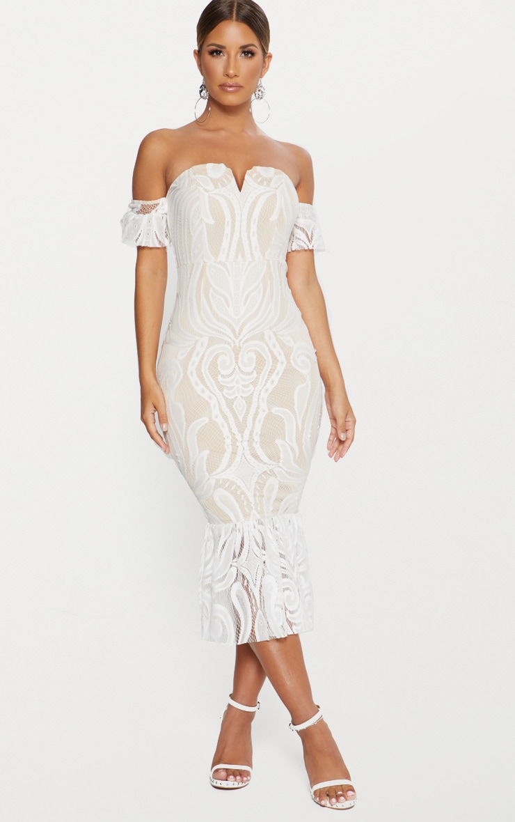 PrettyLittleThing Белое платье миди с кружевным низом и оборками с открытыми плечами