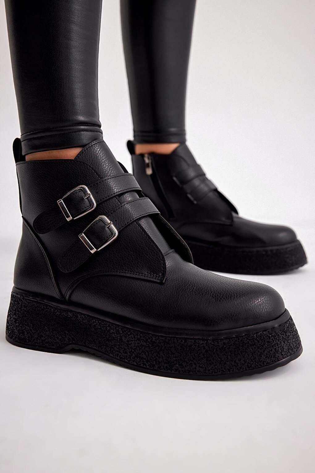 цена Женские черные кожаные женские удобные ботинки с детальной отделкой TONNY BLACK
