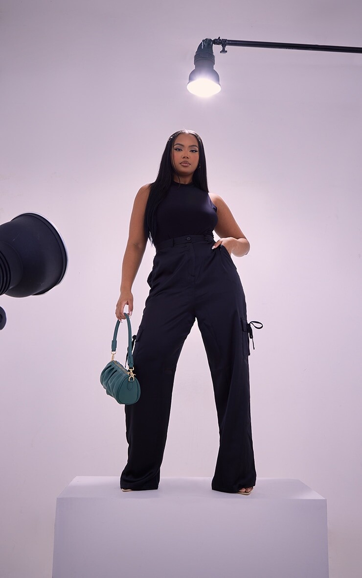 

PrettyLittleThing Черные атласные прямые брюки карго Plus, Черный