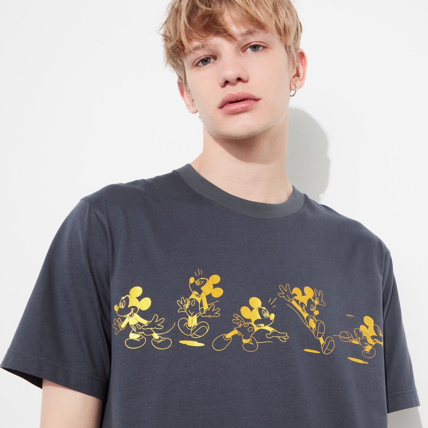 

Футболка Mickey Shines UT Graphic (короткий рукав, стандартная посадка) Uniqlo, серый