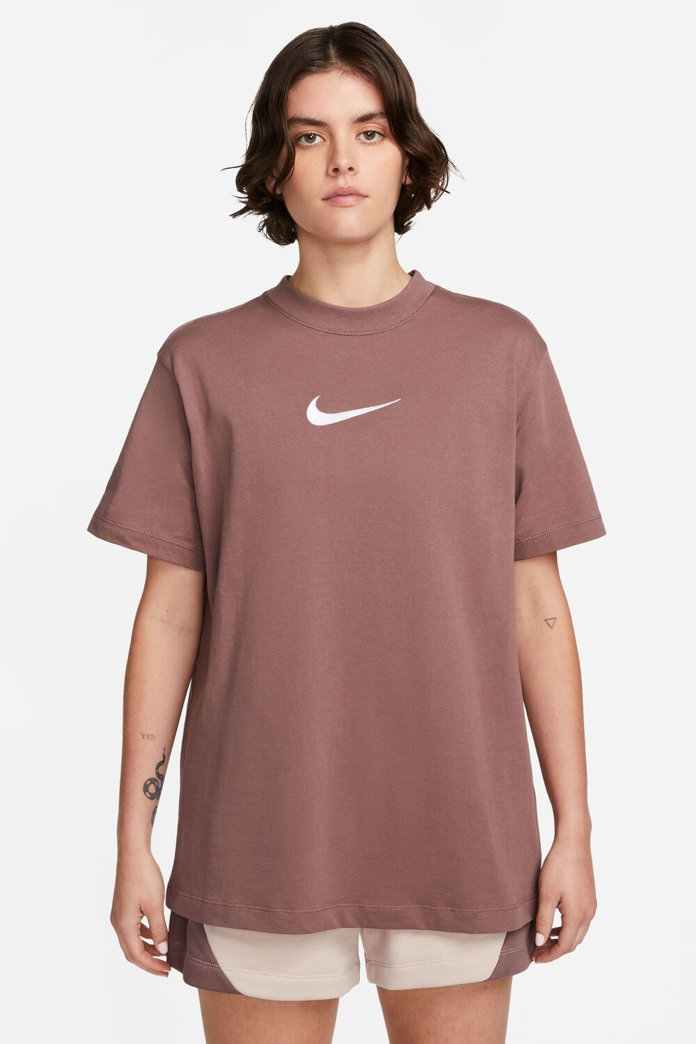 

Объемная футболка миди с галочкой Nike, коричневый