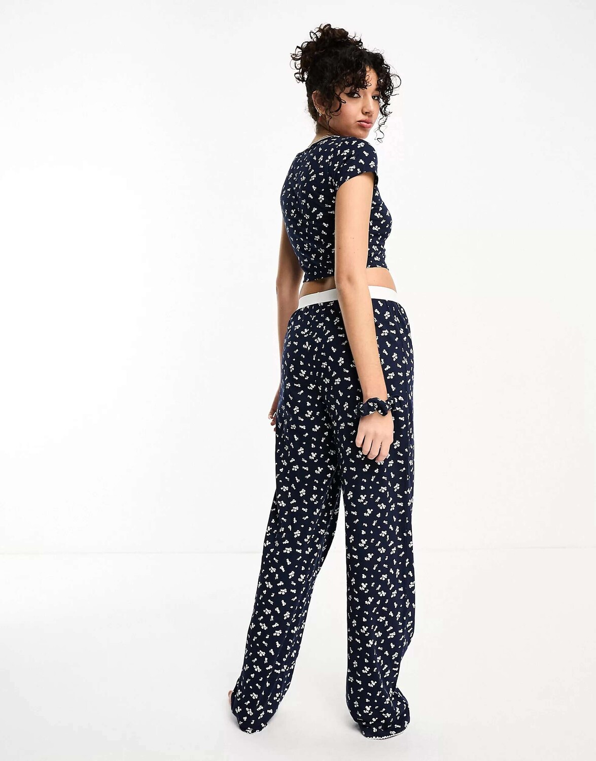 

Темно-синие пижамные брюки с комбинированным принтом ASOS Tall, открытым поясом и отделкой пико