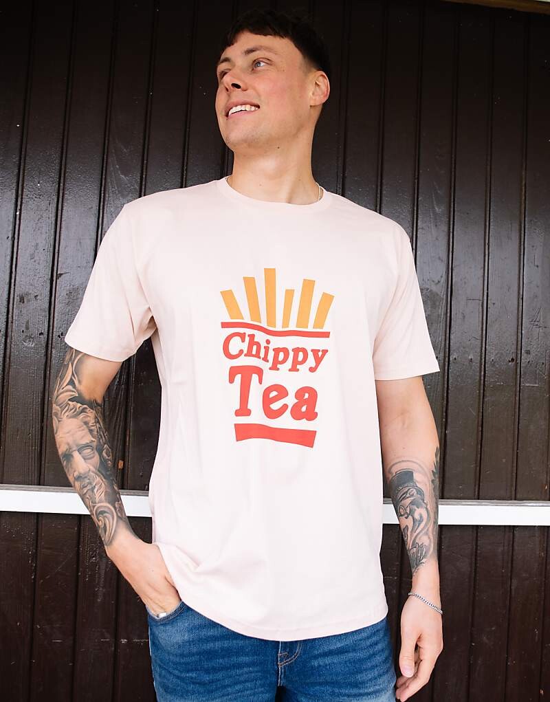

Персиковая футболка унисекс с надписью Chippy Tea и изображением чипсов Batch1