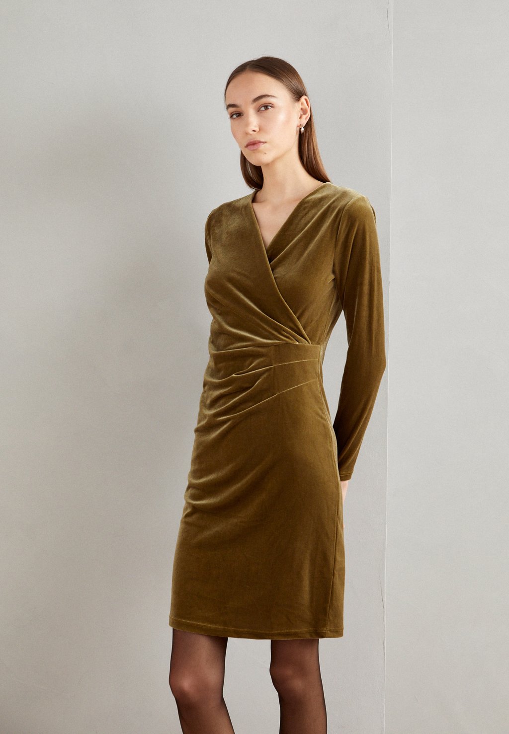 Коктейльное/праздничное платье DRESS b.young, цвет military olive брюки brixton alameda цвет military olive