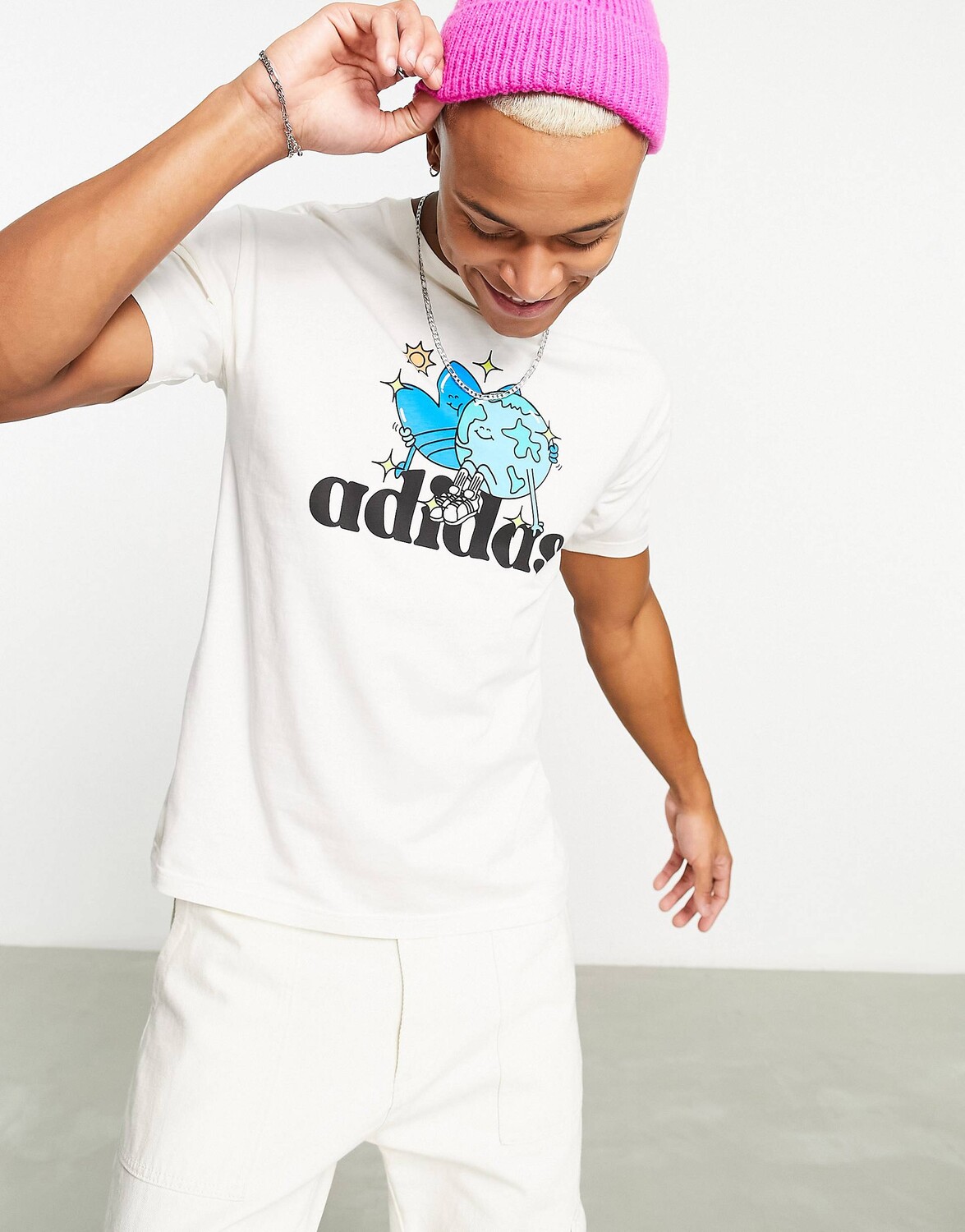

Белая футболка с графичным принтом adidas Originals friends