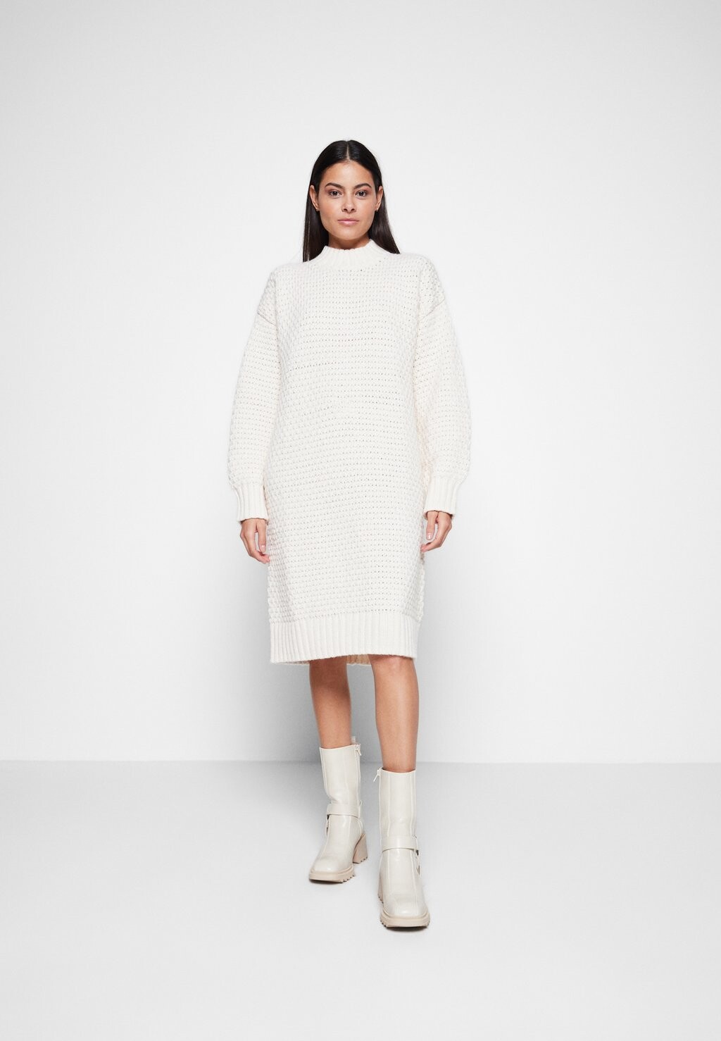 

Вязаное платье Monki, белый