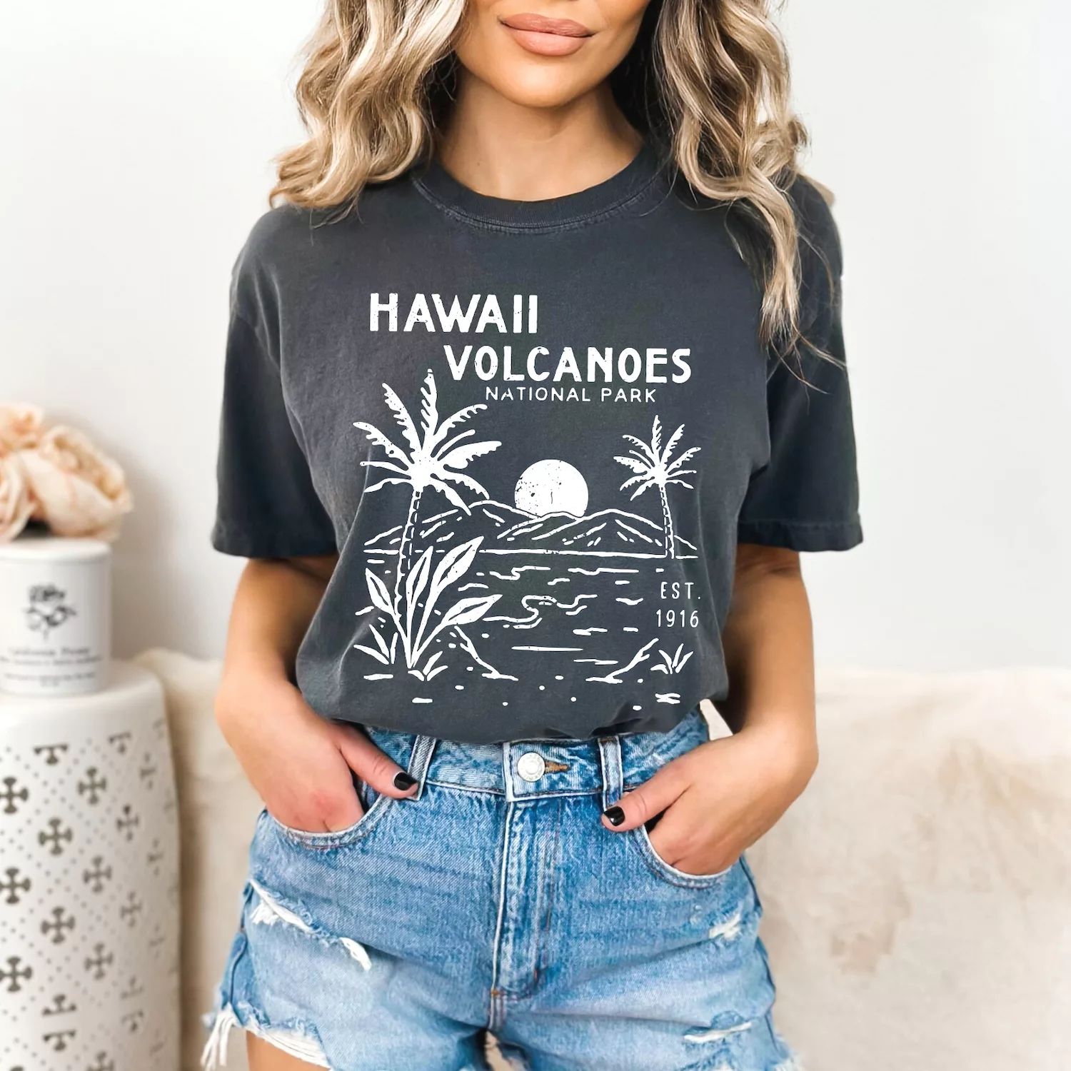 Футболки Hawaii Volcanoes, окрашенные в одежде Simply Sage Market