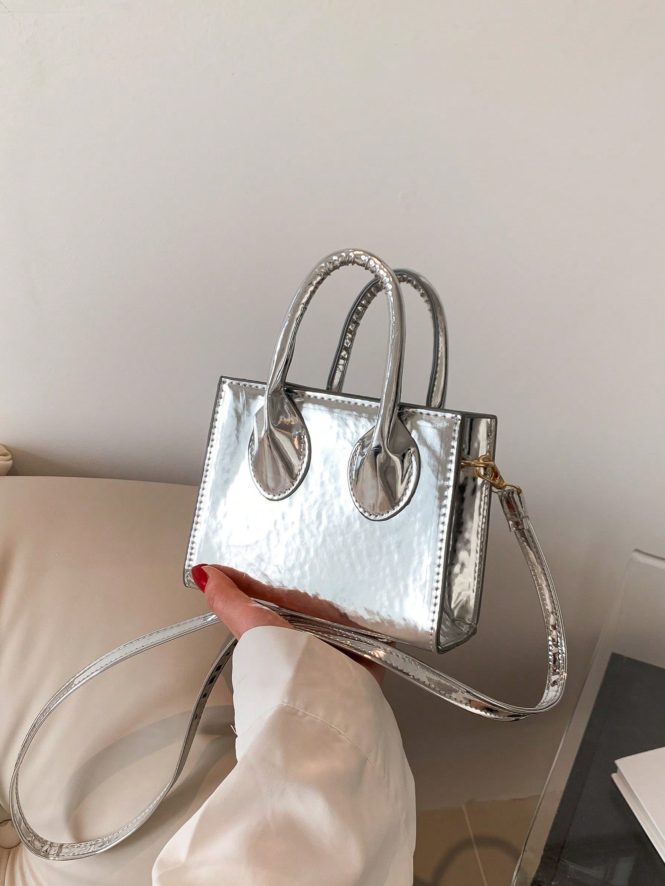 цена Модная мини-многофункциональная женская сумка из лакированной кожи с лазерной отделкой, серебро