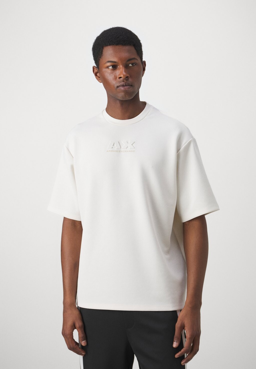 

Футболка базовая Armani Exchange, цвет off white