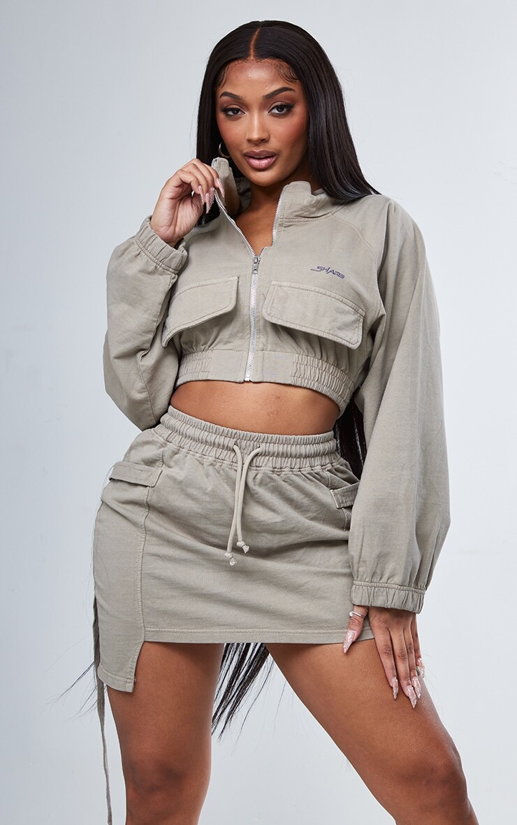 

PrettyLittleThing Свитер на молнии с фирменным логотипом Shape Moss Grey Sweat Pocket