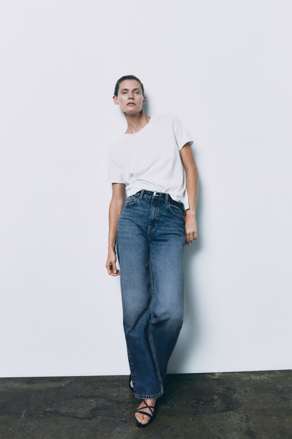 

Приталенная футболка с потертостями ZARA, белый