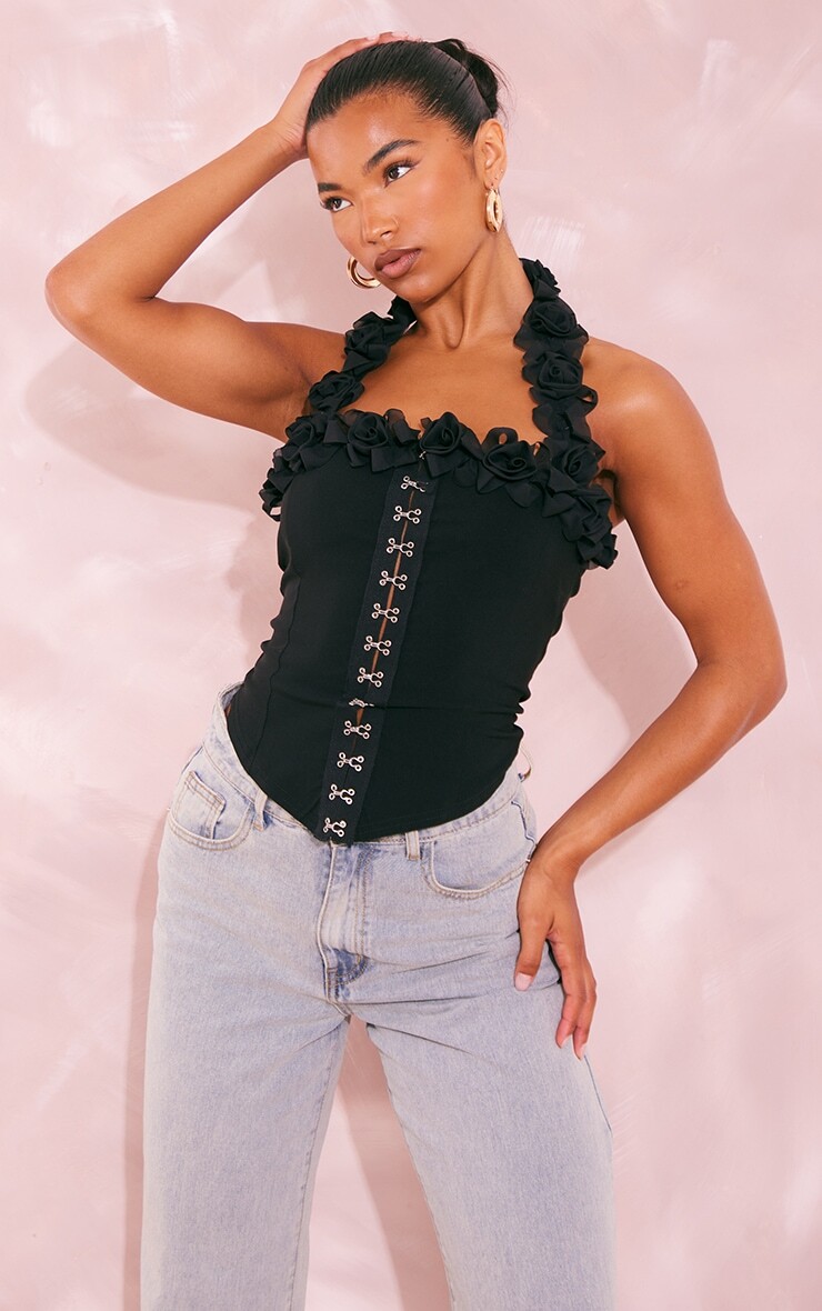 

PrettyLittleThing Черный укороченный топ из эластичной ткани с цветочным принтом и воротником-хомутом