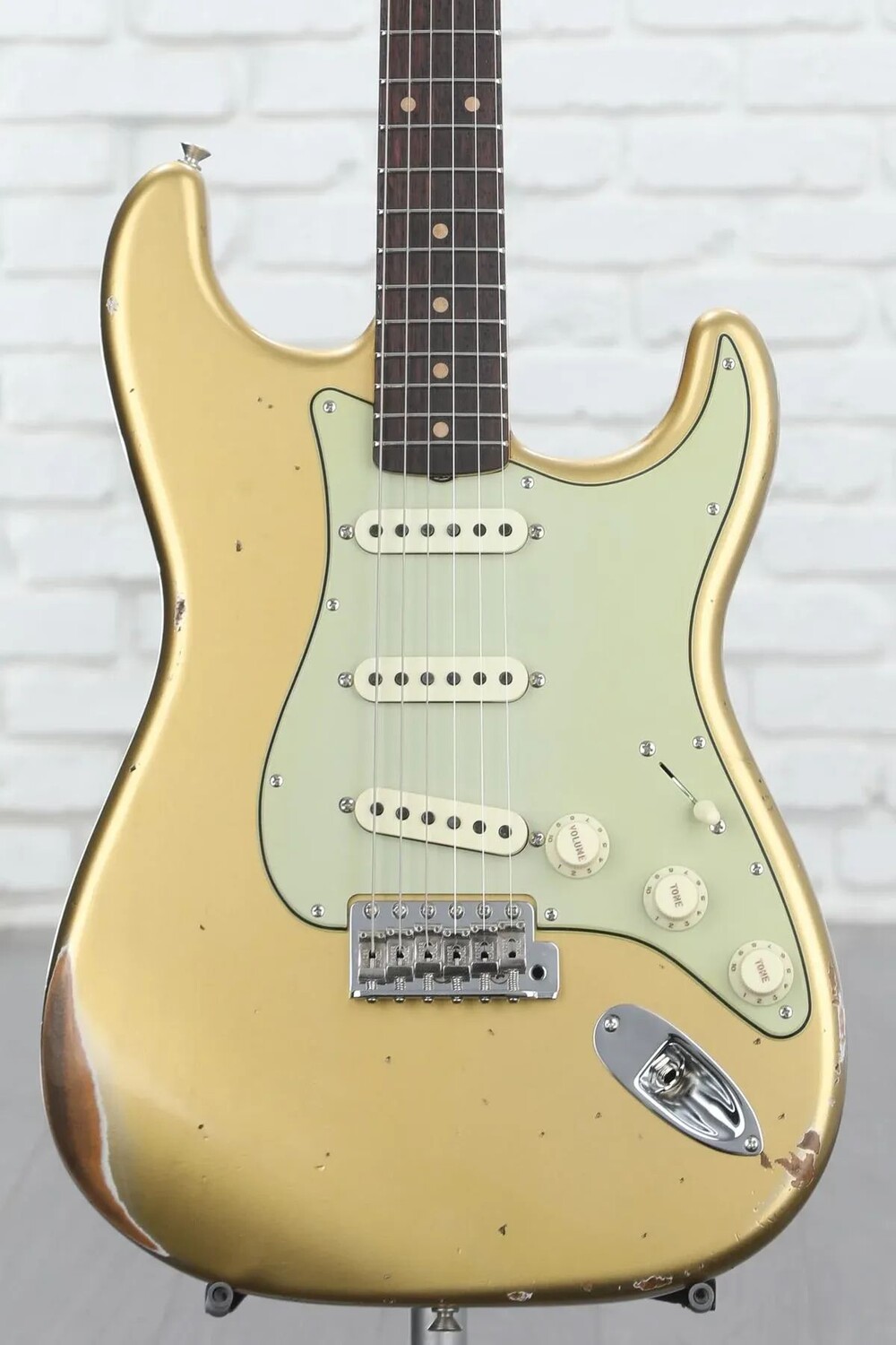 

Новая электрогитара Fender Custom Shop конца 1962 года Stratocaster Relic с классической фурнитурой в шкафу — состаренное ацтекское золото