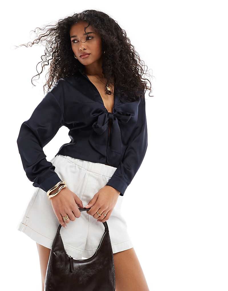 

Темно-синий атласный топ с завязками спереди ASOS DESIGN