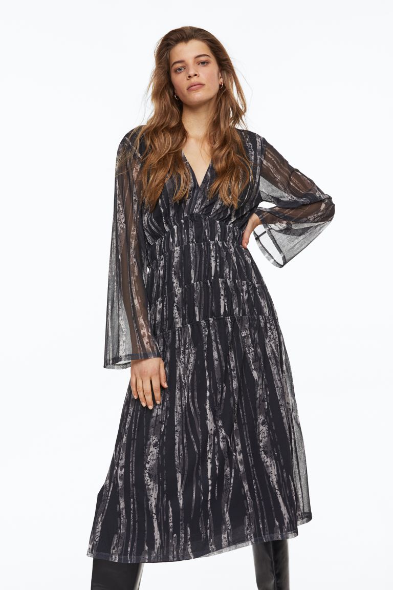 Платье с рюшами H&M, черный/узор платье длинное v образный вырез длинные рукава 46 серебристый