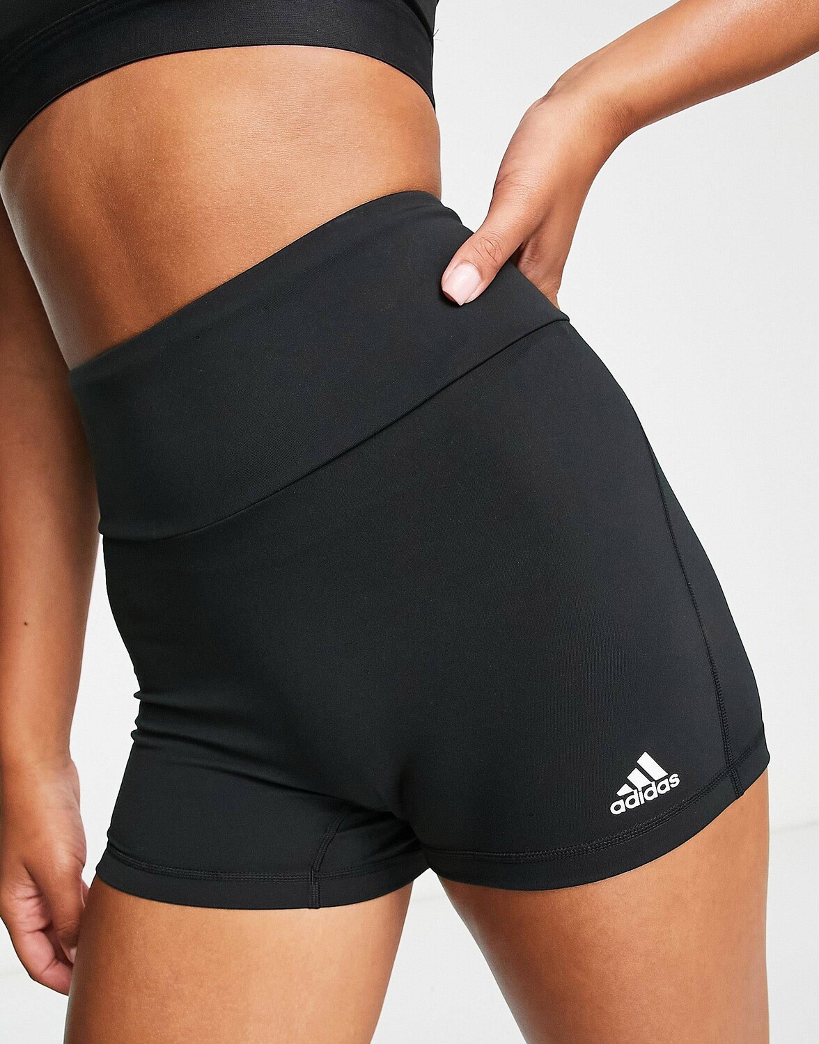 

Черные леггинсы-шорты adidas Yoga Essential, Черный
