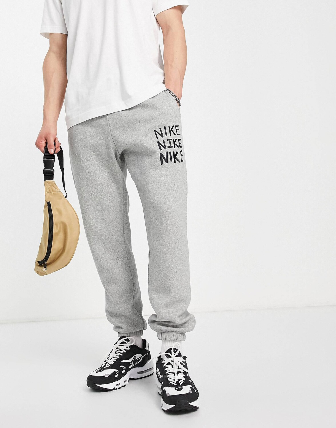 

Серые джоггеры Nike с логотипом Nike Day на манжетах
