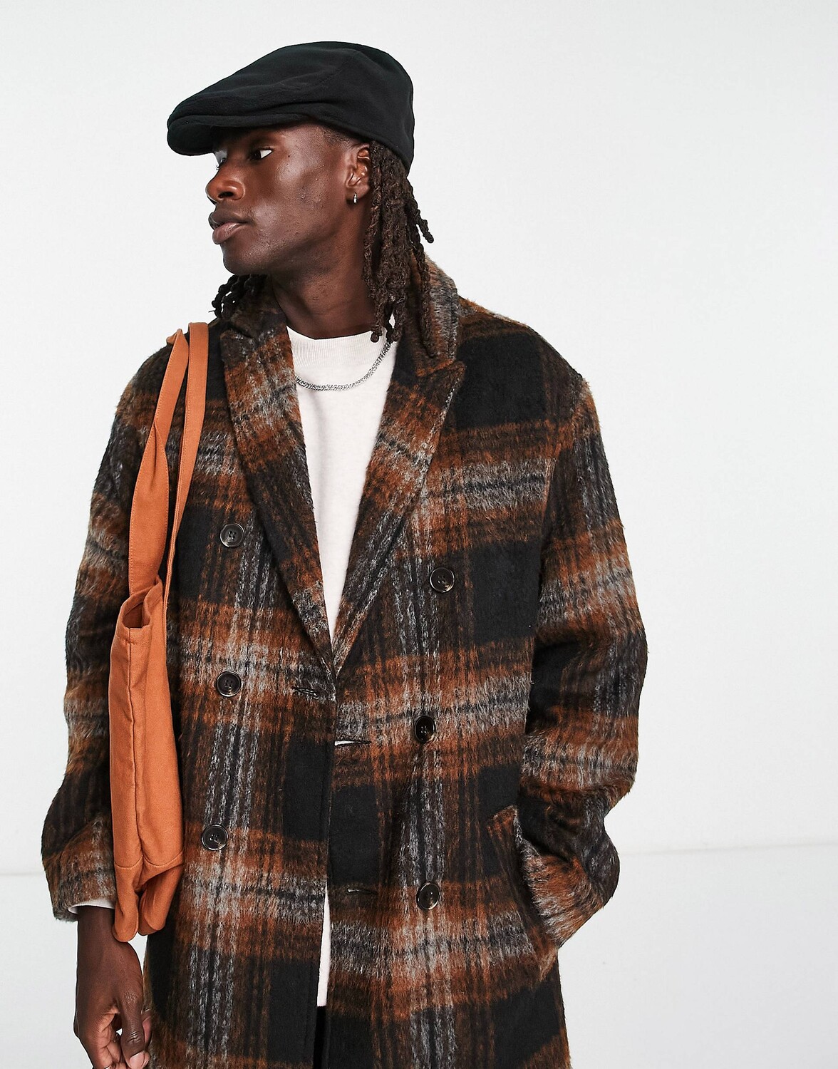 

Черная флисовая кепка с нашивкой ASOS DESIGN